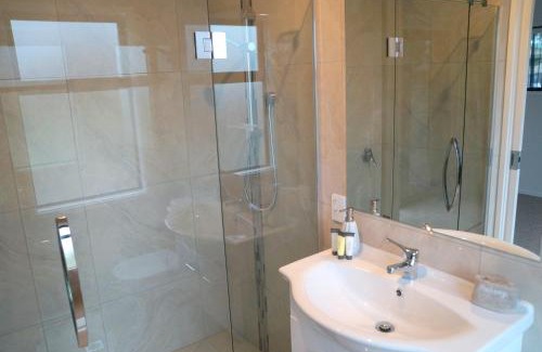 Greymouth Villa | Am I in Heaven? Luxury 3 ensuite bedrooms sleeps 8