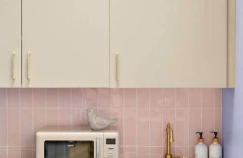 Golden Triangle Apartment | Amanda Wolf Art Suite 210