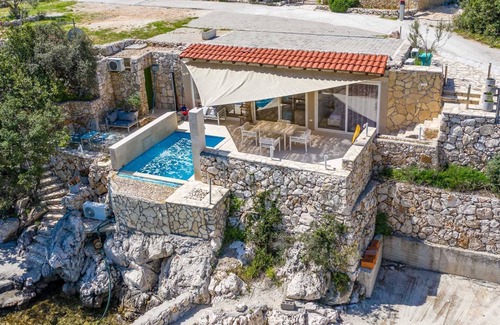 Rasohatica Villa | Amara Cottage - BeachFront gem with a heated pool up to five guests