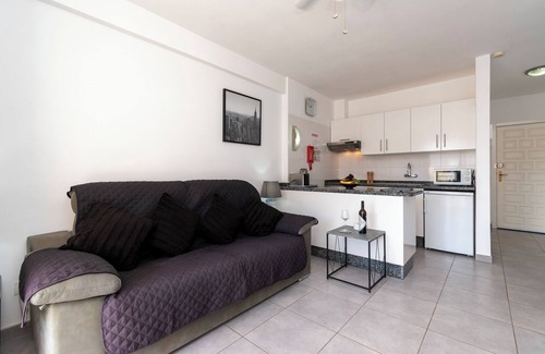Los Cristianos Apartment | Amazing 1 Bedroom Apartment. Los Cristianos. Communal Heated Pool.