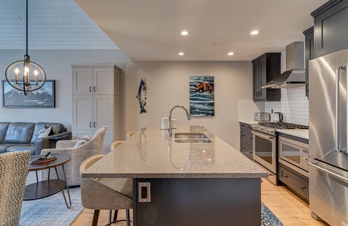 Canmore Condo | Amazing 1 bedroom & Den Penthouse Suite! Vaulted!