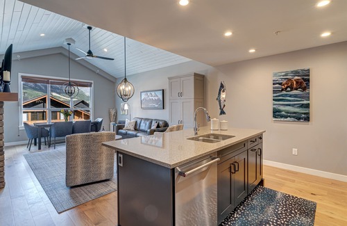 Canmore Condo | Amazing 1 bedroom & Den Penthouse Suite! Vaulted!