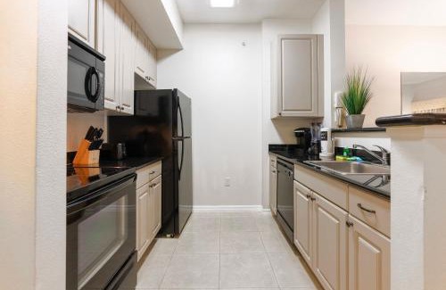 Florida Center Apartment | Amazing 1 Bedrooms 2 Miles from Universal