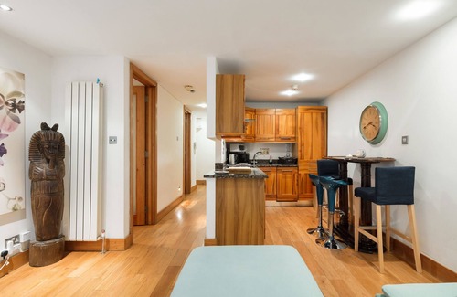 Kensington Apartment | Amazing 2 Bed 2 Bath , parquet flooring, nicely decorated to high standard.