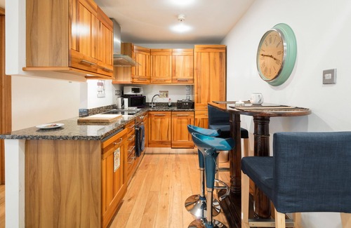 Kensington Apartment | Amazing 2 Bed 2 Bath , parquet flooring, nicely decorated to high standard.