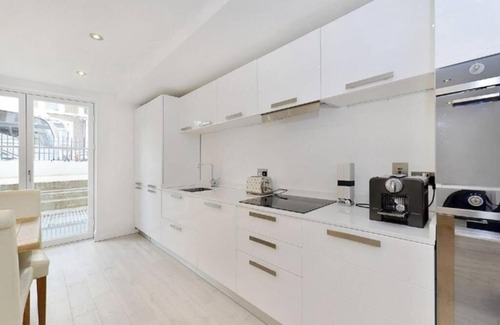 Chelsea Apartment | Amazing 2 bedroom free parking. 6-7guests.