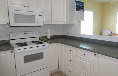 Bodden Town Apartment | Amazing 2 bedroom & 2 bathroom condo with sea view terrace, 1 min walk to beach
