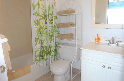 Bodden Town Apartment | Amazing 2 bedroom & 2 bathroom condo with sea view terrace, 1 min walk to beach