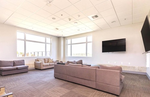 Tukwila Apartment | Amazing 2 Bedroom or 1 bd+office mins from airport