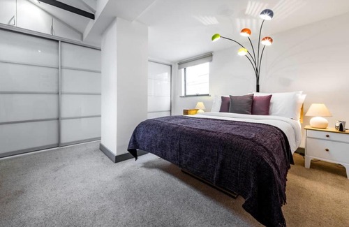 Surrey Docks Apartment | Amazing 2bed 2bath converted warehouse onThames