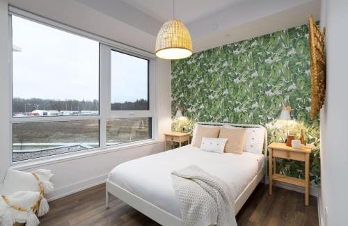 Innisfil House | Amazing 2BR 2BA Resort Condo w Balcony and Parking