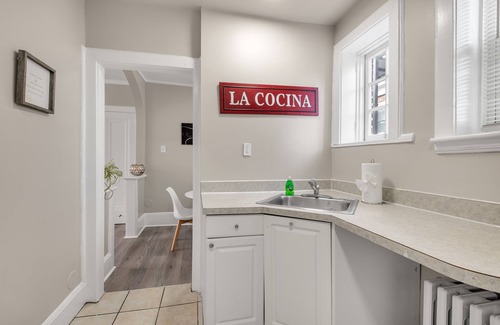 Spruce Hill Apartment | Amazing 2BR by Upenn/Drexel
