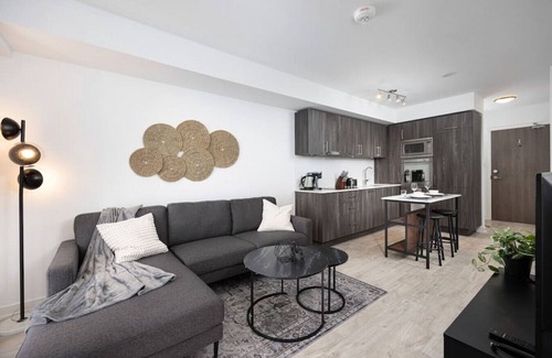 Wellington Place House | Amazing 2BR Suite - Heart of Toronto - Free Parking