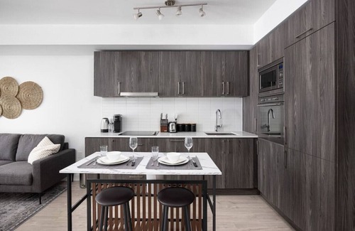 Wellington Place House | Amazing 2BR Suite - Heart of Toronto - Free Parking
