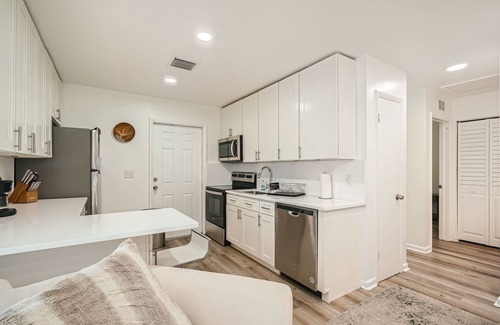 Singer Island Apartment | Amazing 2BR walking distance to Beach