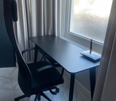 Brent Villa | Amazing 3 bedroom, 2 bathroom, ground floor flat with garden, near train Station and bus stop