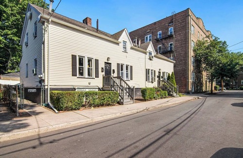 Bloomfield Apartment | Amazing 3 Bedroom in Bloomfield! Steps to Downtown