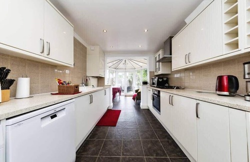South Norwood House | Amazing 3-Bedroom Property in London