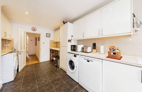 South Norwood House | Amazing 3-Bedroom Property in London
