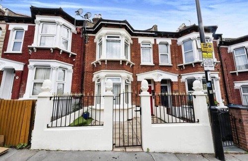 South Norwood House | Amazing 3-Bedroom Property in London