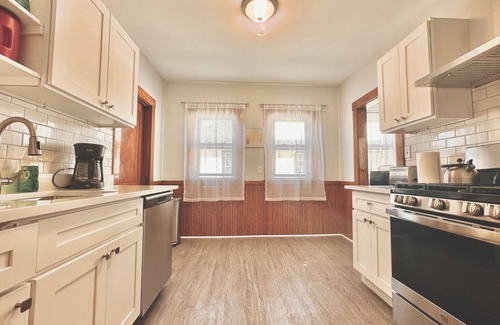Watertown Condo | Amazing 3-bedrooms condo near Cambridge and Boston College with AC, Parking