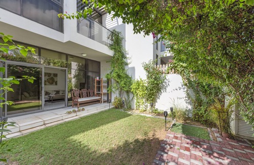 Dubai House | Amazing 3BR Villa W/Access to Pool & Gym