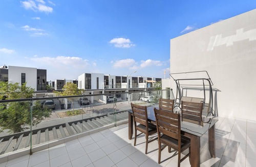 Dubai House | Amazing 3BR Villa W/Access to Pool & Gym