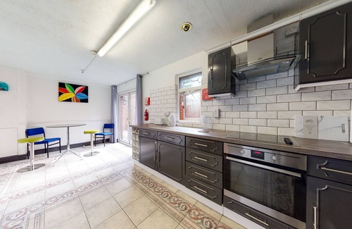 Livesey House | Amazing 4 Bed, 2 Bath House with Parking & Garden