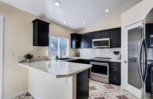 Caldwell House | Amazing 4 bedroom, cozy home conveniently located near the Caldwell Wineries!
