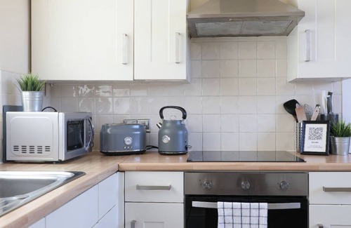 Offerton Apartment | Amazing 4 bedroom house Sleep 7 Manchester