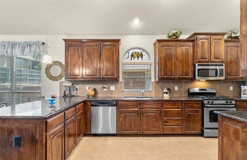 Irving House | Amazing 4-bedroom house with WiFi and AC in fantastic Irving!