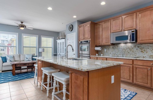 Sunset Island House | Amazing 4 Bedroom Sunset Island Townhome with Bonus Den!