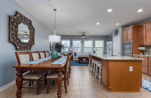 Sunset Island House | Amazing 4 Bedroom Sunset Island Townhome with Bonus Den!