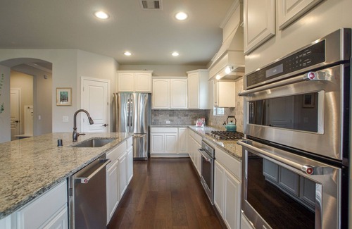 Tomball House | AMAZING 4 BR home w NEW pool & sunken fire pit!