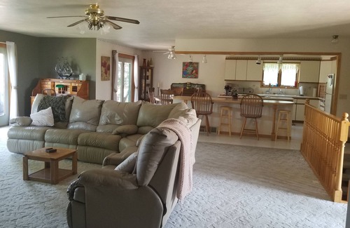 Markesan House | Amazing 4800 Sq Ft Home with Lake View! Hummer Limousine/or Bus Avail
