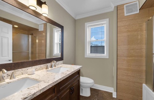 Riverdale House | Amazing 4BR - 10 Minutes to Downtown - Free Parking