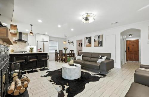 Garland House | Amazing 4BR 2Bath Home w Hot Tub Pool & Game Room