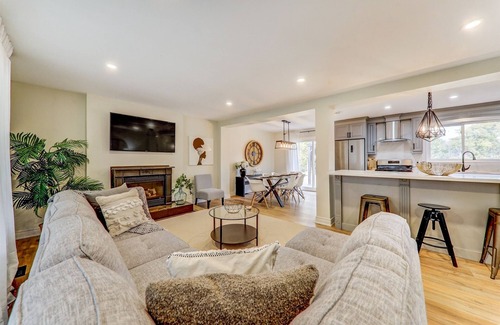 Frankford House | Amazing 5 bedroom, swim spa, river, close to Batawa Ski Hill