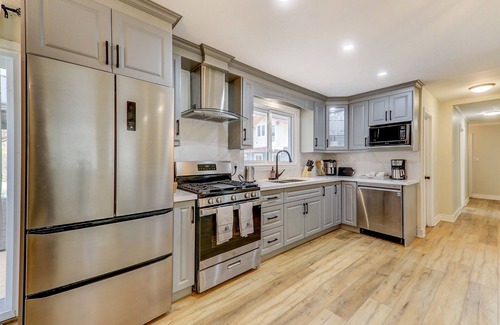 Frankford House | Amazing 5 bedroom, swim spa, river, close to Batawa Ski Hill