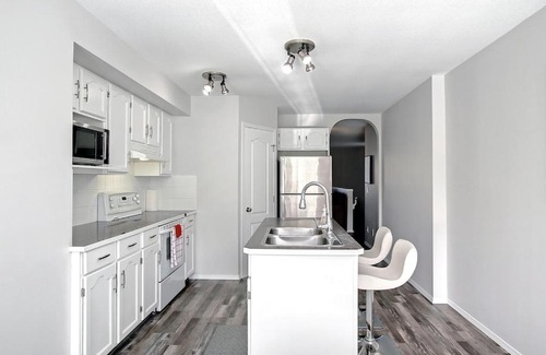 Royal Oak House | AMAZING 5BEDROOM, 3BATHS, AC, QUIET RD, CLOSE TO LRT