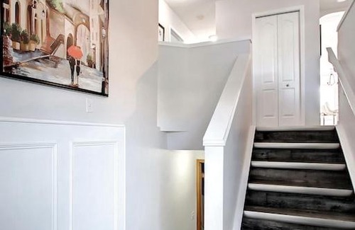 Royal Oak House | AMAZING 5BEDROOM, 3BATHS, AC, QUIET RD, CLOSE TO LRT