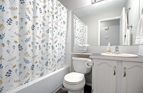 Royal Oak House | AMAZING 5BEDROOM, 3BATHS, AC, QUIET RD, CLOSE TO LRT