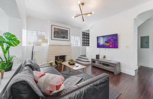 Buena Vista House | Amazing 5BR Family House At Design District - 15 min from the beach