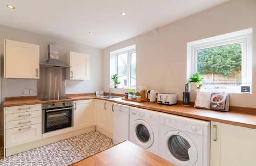 Broadheath House | Amazing 6 Bedroom Holiday Home Sleep 11 Manchester CIty Manchester Airport