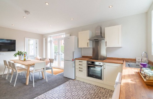 Broadheath House | Amazing 6 Bedroom Holiday Home Sleep 11 Manchester CIty Manchester Airport