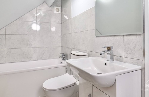 Luton House | Amazing 6 Bedroom House in Luton