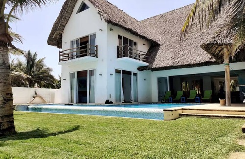 Playa San Diego Villa | Amazing 6 bedroom Ocean Front Retreat with Open-Air Design