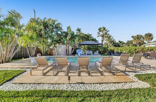Lighthouse Point House | Amazing 6 Bedroom Resort - Huge Heated Pool, Beach Volley Ball, Game room