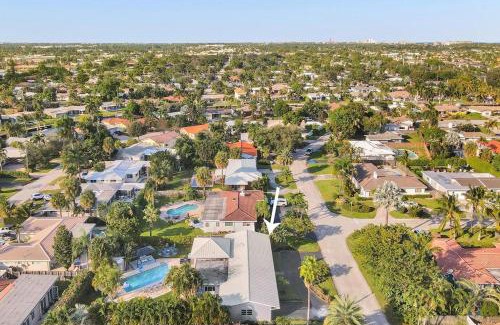 Lighthouse Point House | Amazing 6 Bedroom Resort - Huge Heated Pool, Beach Volley Ball, Game room