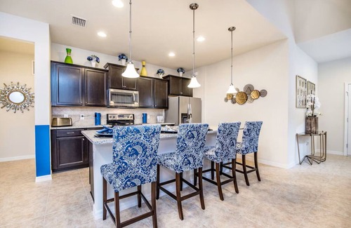 Four Corners House | Amazing 7BDR Villa 20 mins from Disney and Epic! Private pool & Resort access